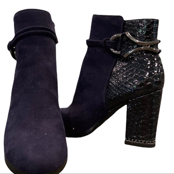 Moda in Pelle Leather ankle boots. Blue. Chain detailing. EUC - Picture 3 of 14